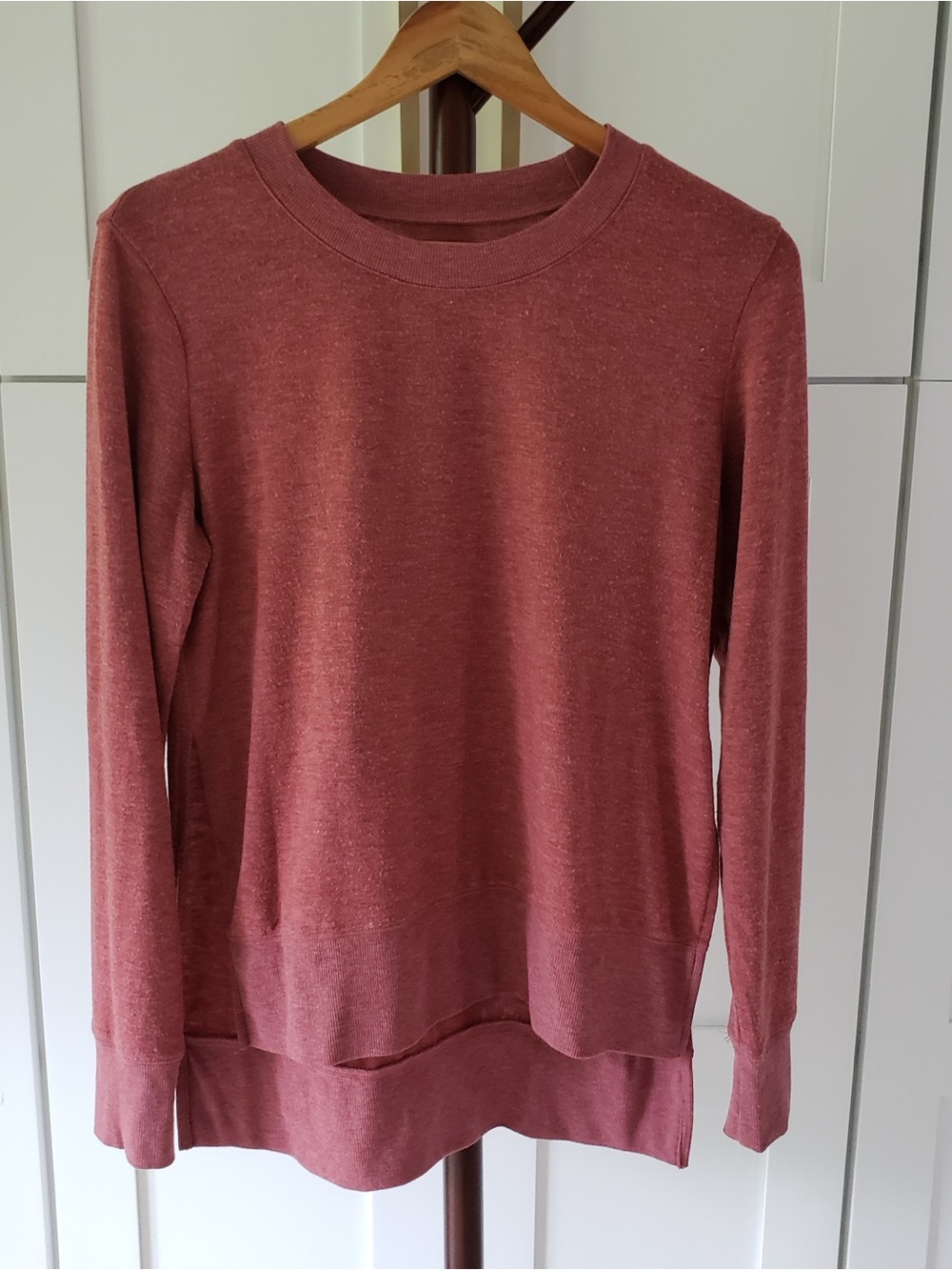 ALO Yoga Pullover Top in Dusty Rose Slit Sides‎